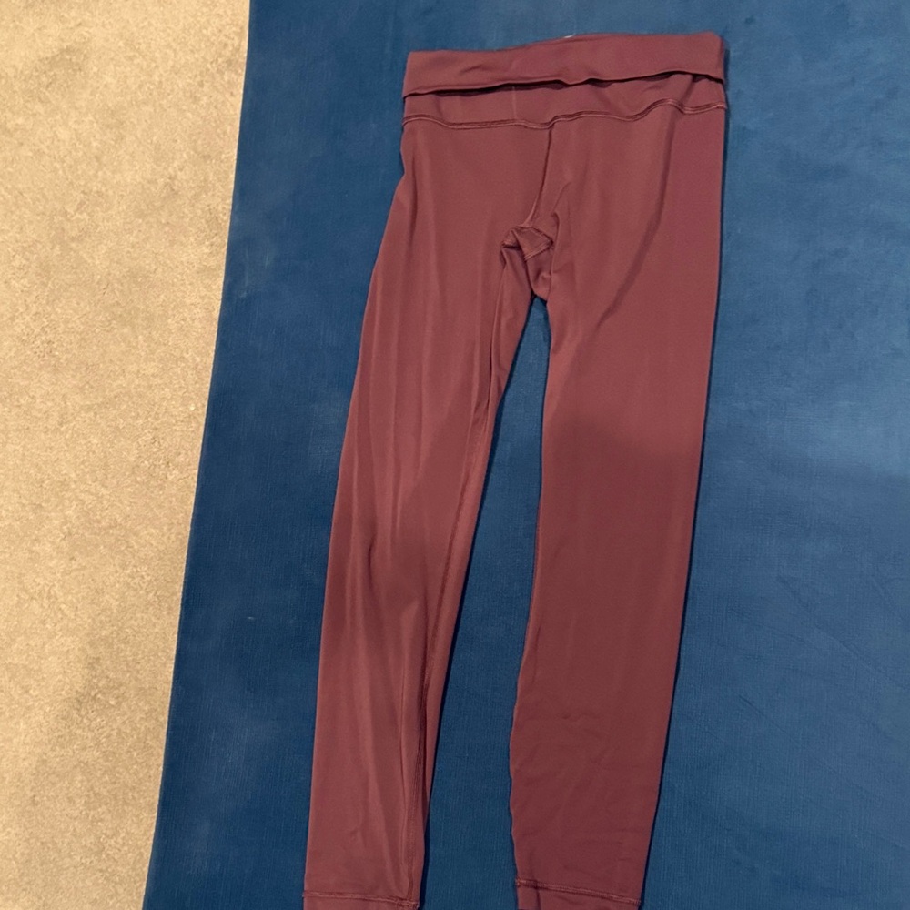 Lululemon Size 6 Leggings in goodnight plum